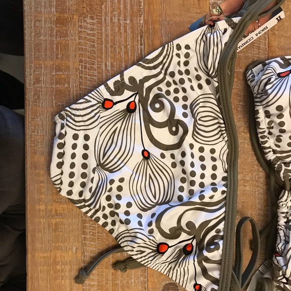 Bikini - Picture 2 of 3